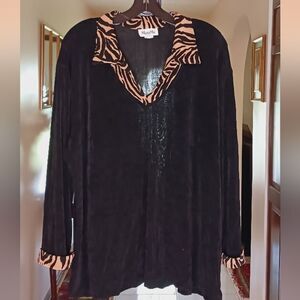 MaxiMa Tunic Top Long Sleeve Black & Tan Animal Print Collar With V-Neck.